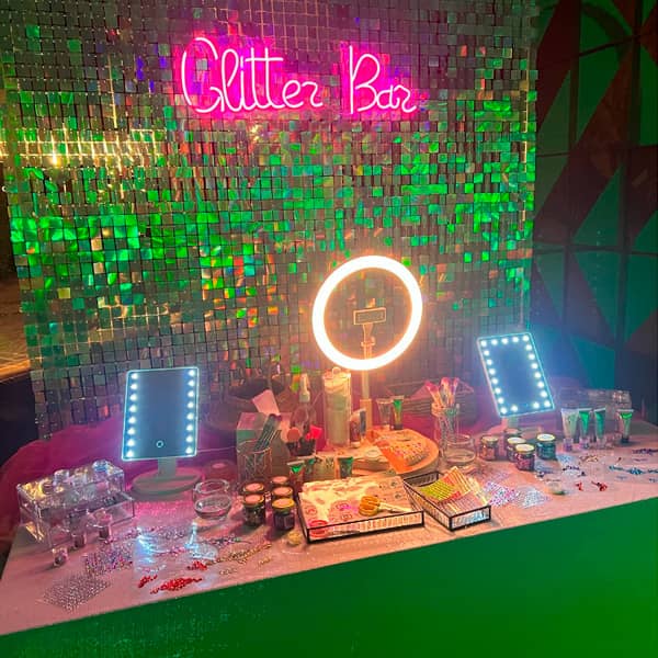 Event planner stand glitter